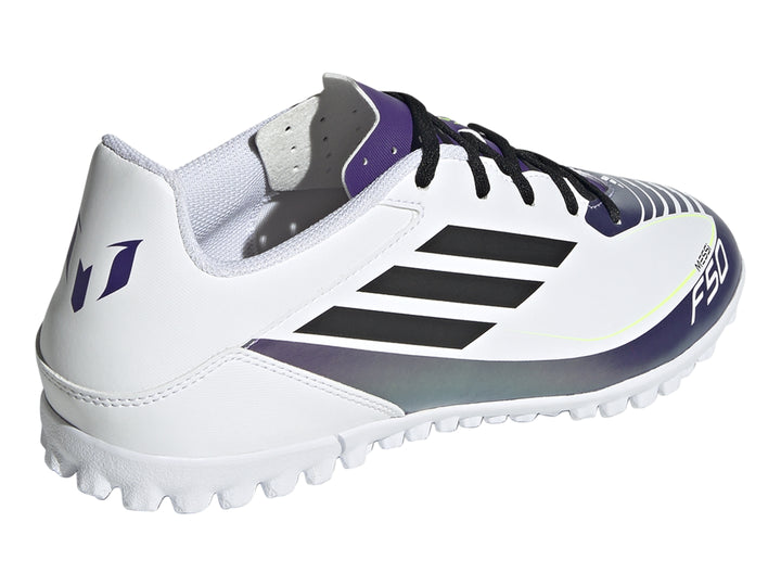 Tenis de fútbol Adidas F50 Club Messi en color blanco con detalles morados y negros, suela para césped sintético.