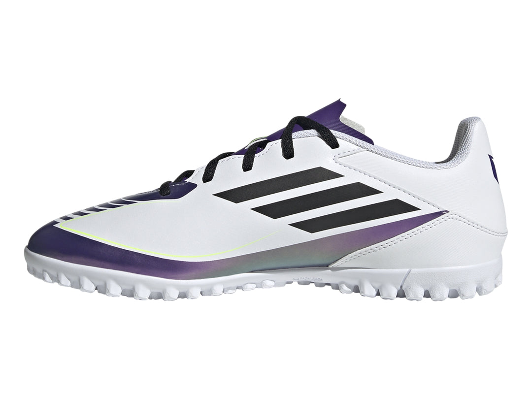 Tenis de fútbol Adidas F50 Club Messi en color blanco con detalles morados y negros, suela para césped sintético.
