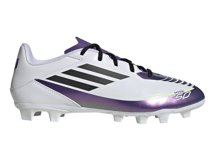 Zapato de fútbol Adidas F50 blanco con detalles en morado y negro.