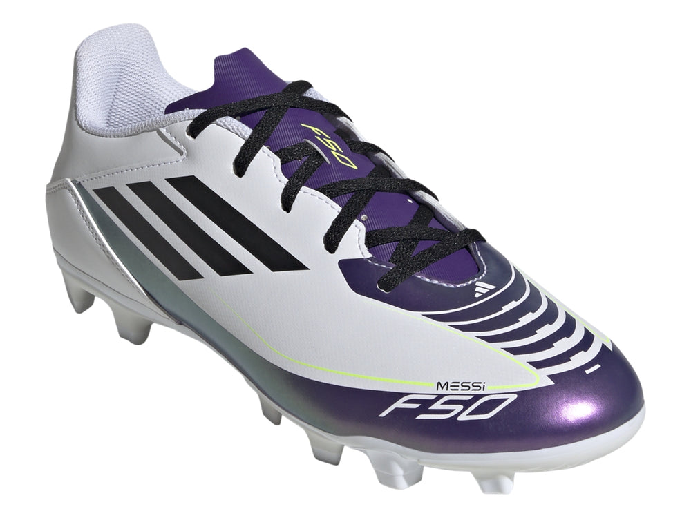 Zapato de fútbol Adidas F50 blanco con detalles en morado y negro.