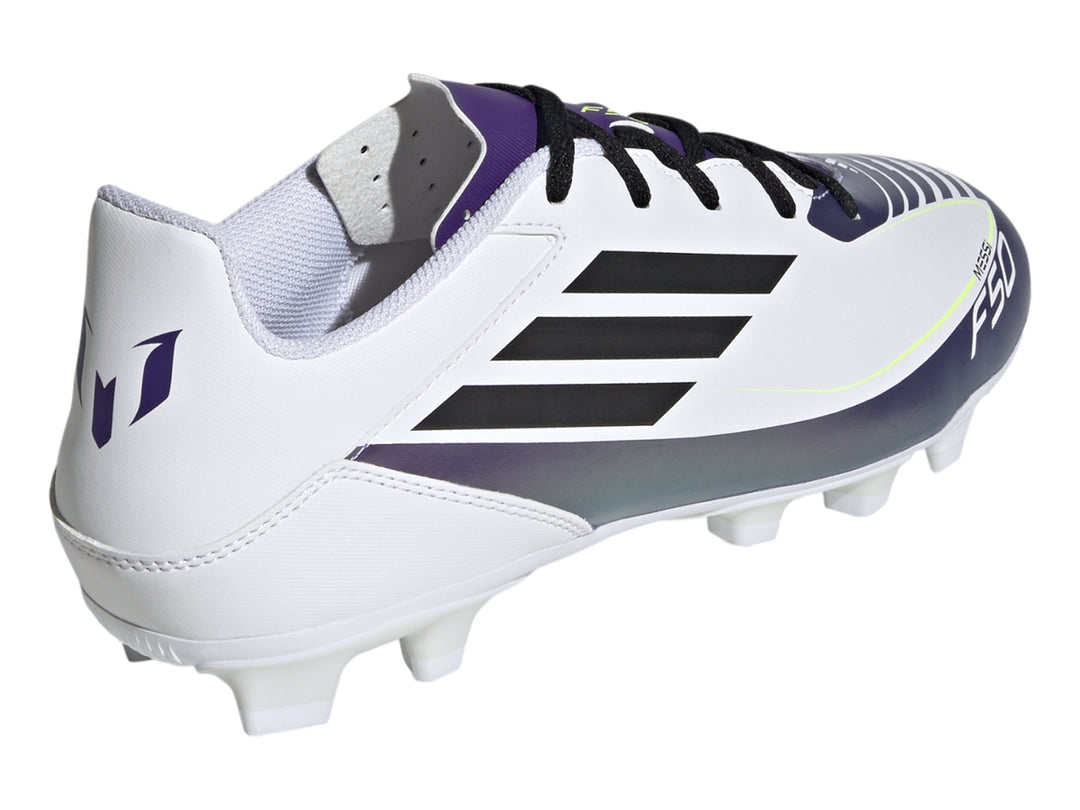 Zapato de fútbol Adidas F50 blanco con detalles en morado y negro.