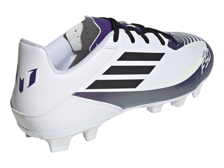 Zapato de fútbol Adidas F50 blanco con detalles en morado y negro.