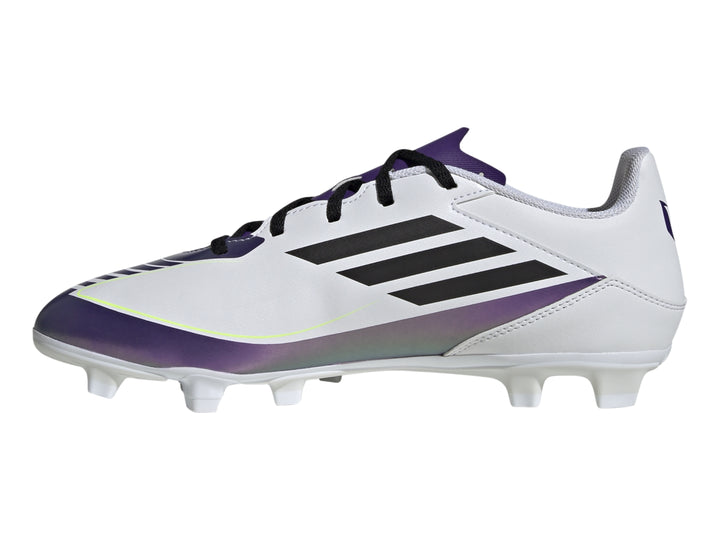 Zapato de fútbol Adidas F50 blanco con detalles en morado y negro.