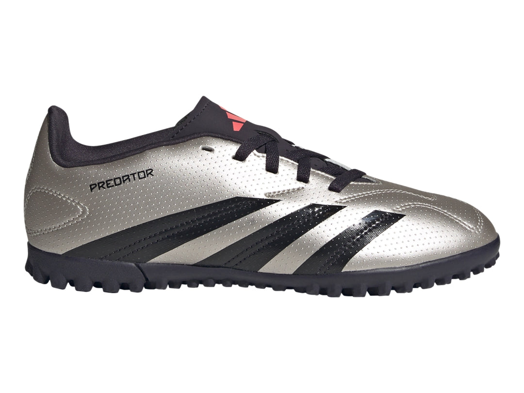 Zapato de fútbol Adidas Predator color plata metálico con tres franjas negras y suela negra.