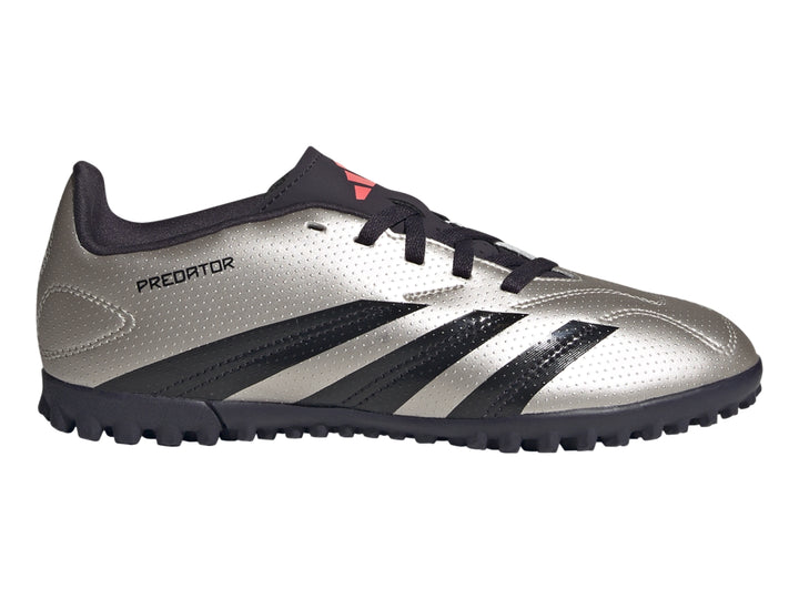 Zapato de fútbol Adidas Predator color plata metálico con tres franjas negras y suela negra.