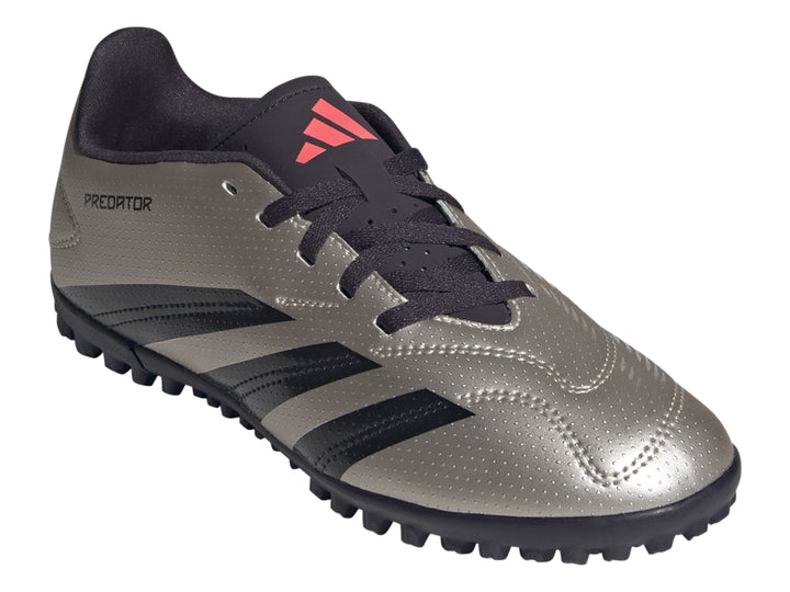 Zapato de fútbol Adidas Predator color plata metálico con tres franjas negras y suela negra.
