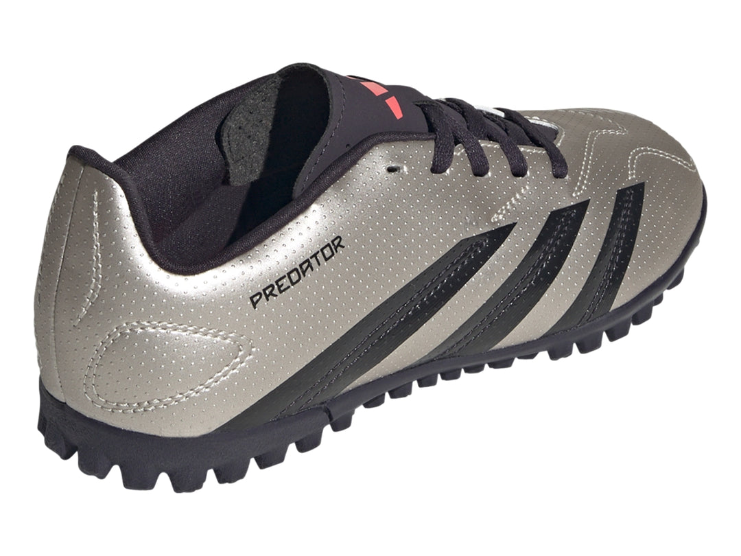 Zapato de fútbol Adidas Predator color plata metálico con tres franjas negras y suela negra.