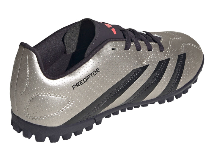 Zapato de fútbol Adidas Predator color plata metálico con tres franjas negras y suela negra.
