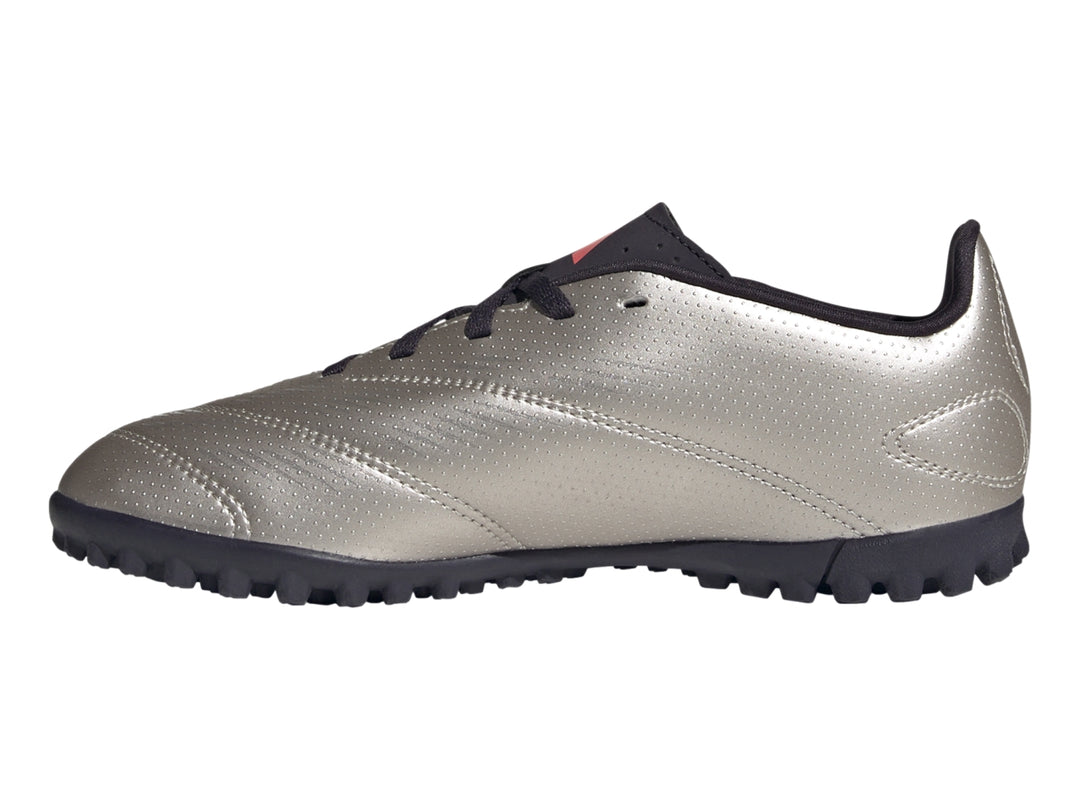 Zapato de fútbol Adidas Predator color plata metálico con tres franjas negras y suela negra.