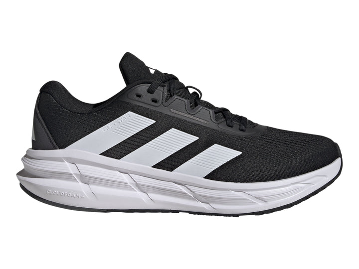 Tenis deportivos Adidas Questar 3 en color negro con suela blanca y tres franjas blancas laterales.