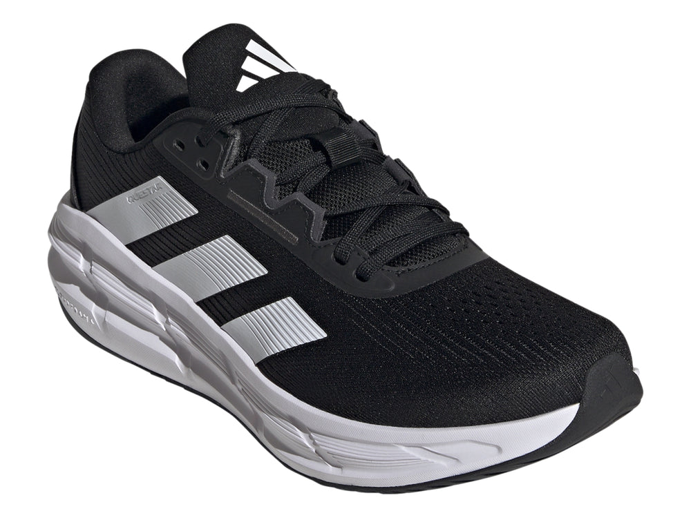 Tenis deportivos Adidas Questar 3 en color negro con suela blanca y tres franjas blancas laterales.