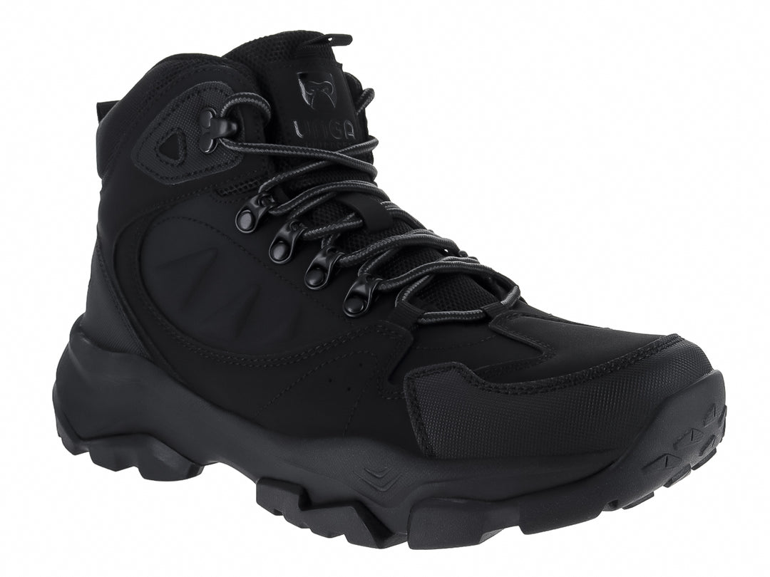 Bota deportiva de caña media en color negro sólido con suela gruesa y cordones negros.