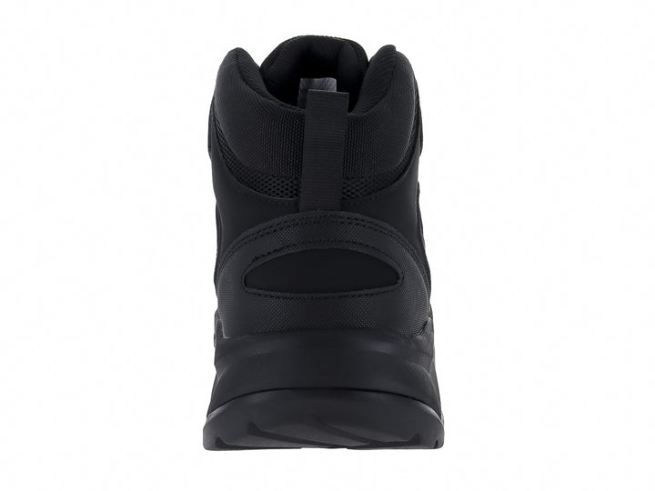 Bota deportiva de caña media en color negro sólido con suela gruesa y cordones negros.