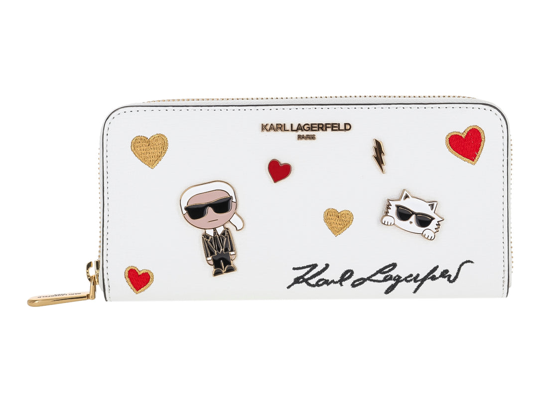 Cartera blanca de Karl Lagerfeld con parches decorativos de corazones, figuras y firma en negro.