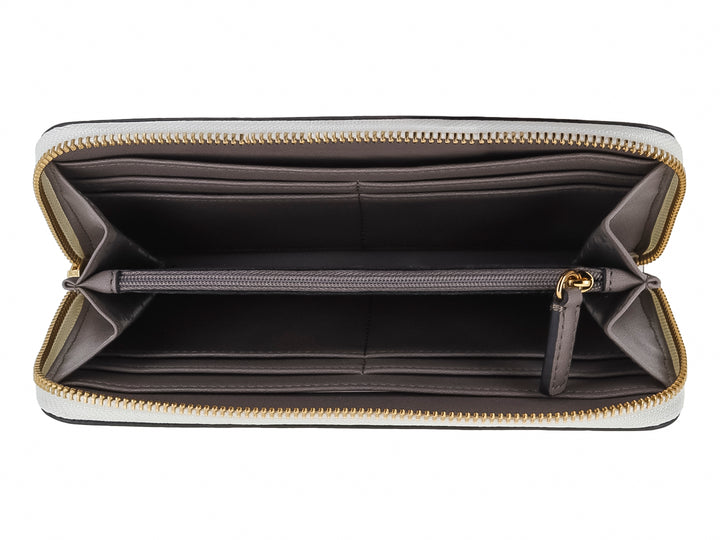 Cartera blanca de Karl Lagerfeld con parches decorativos de corazones, figuras y firma en negro.