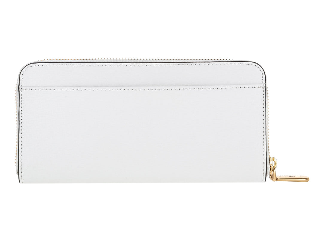 Cartera blanca de Karl Lagerfeld con parches decorativos de corazones, figuras y firma en negro.