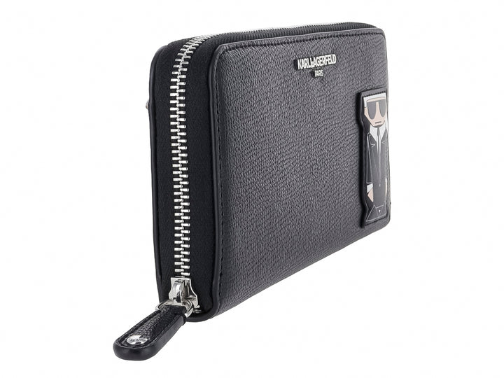 Cartera negra de Karl Lagerfeld con cierre y un parche decorativo del diseñador en la parte frontal.