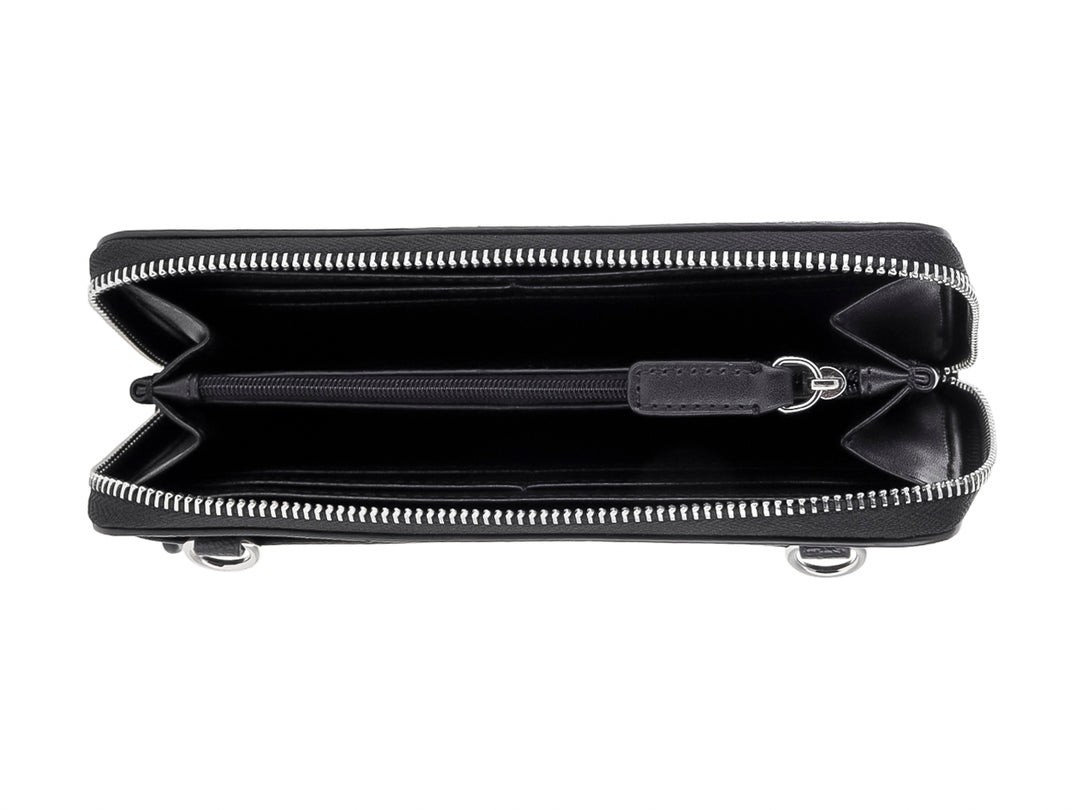 Cartera negra de Karl Lagerfeld con cierre y un parche decorativo del diseñador en la parte frontal.