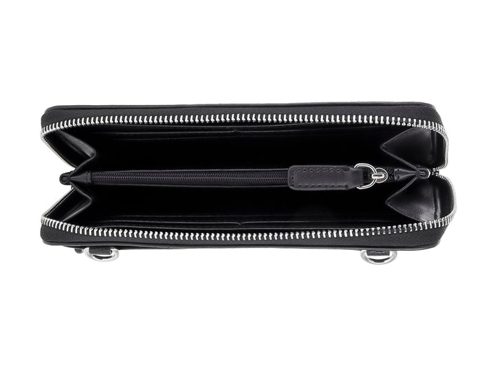 Cartera negra de Karl Lagerfeld con cierre y un parche decorativo del diseñador en la parte frontal.