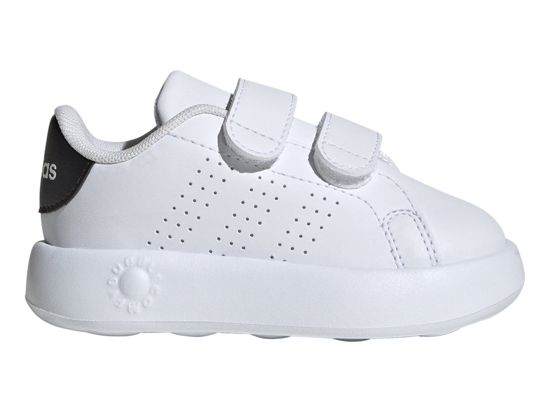 Tenis Adidas blancos para Niño con cierre de velcro y detalle negro en el talón.