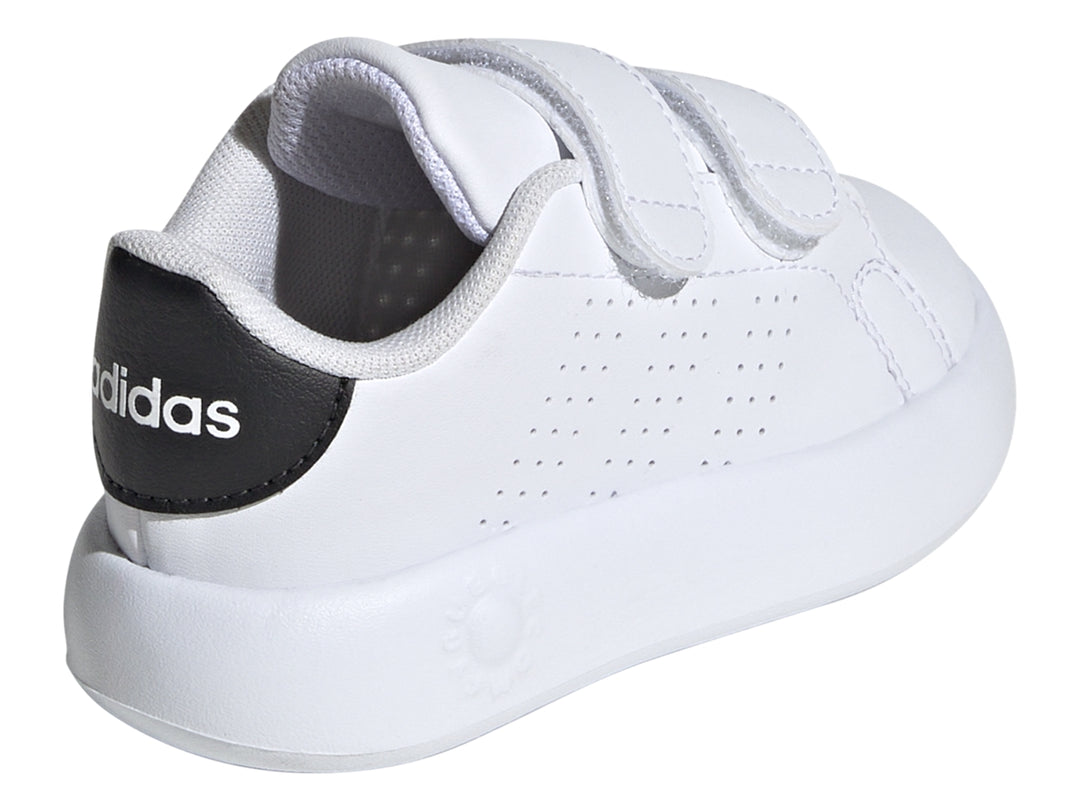 Tenis Adidas blancos para Niño con cierre de velcro y detalle negro en el talón.