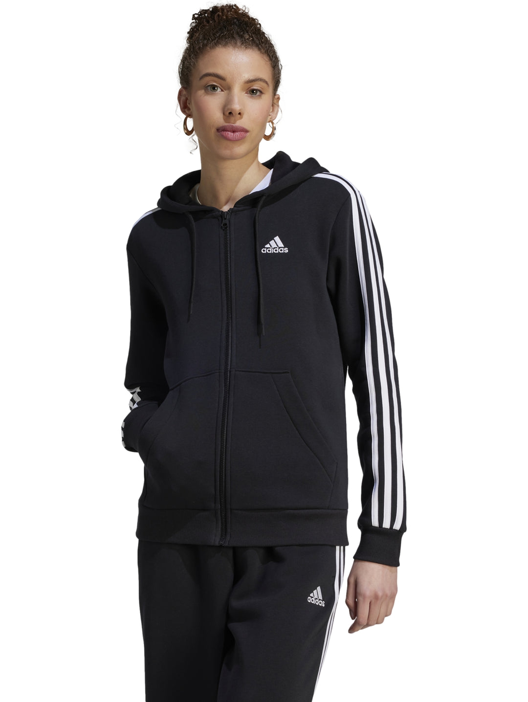 Sudadera negra con capucha y cierre, con tres franjas blancas en las mangas y logo de Adidas.