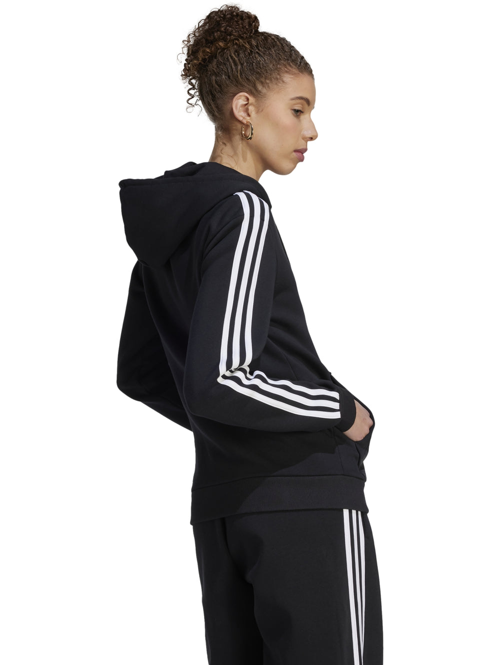 Sudadera negra con capucha y cierre, con tres franjas blancas en las mangas y logo de Adidas.