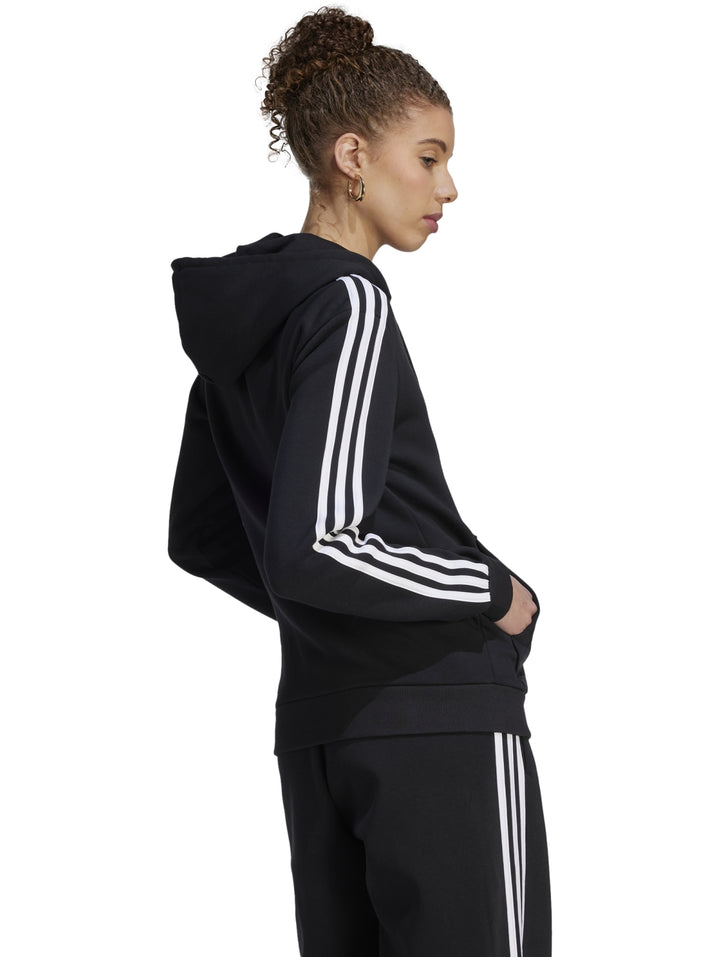 Sudadera negra con capucha y cierre, con tres franjas blancas en las mangas y logo de Adidas.