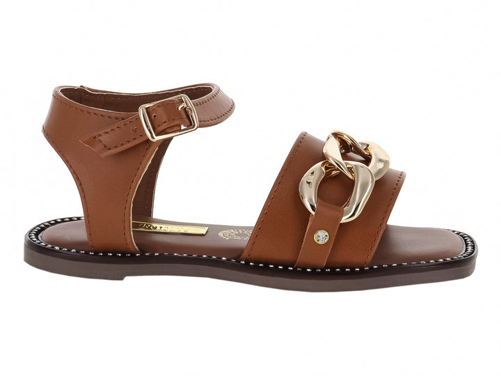 Sandalias color tan para niña con correa al tobillo y detalle de cadena dorada en la parte frontal.
