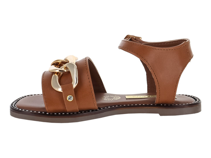 Sandalias color tan para niña con correa al tobillo y detalle de cadena dorada en la parte frontal.