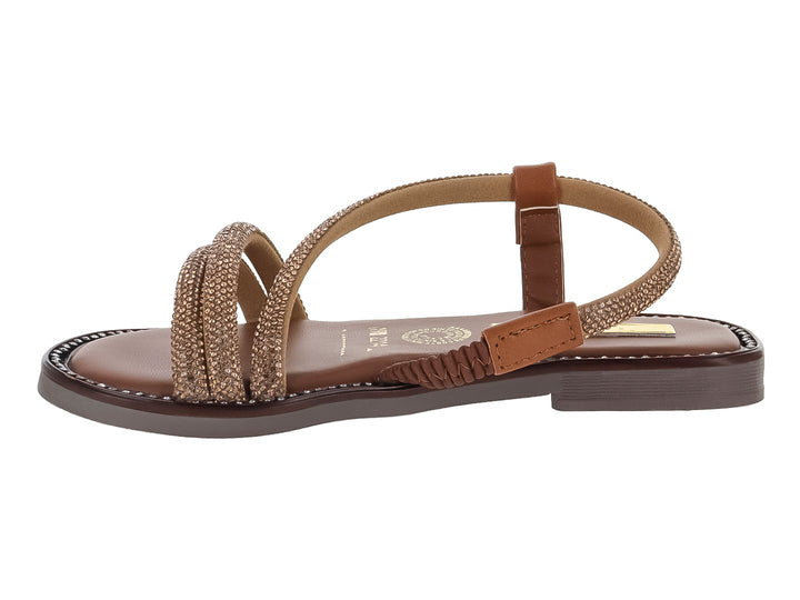 Sandalia plana color tan con tiras brillantes y suela marrón.