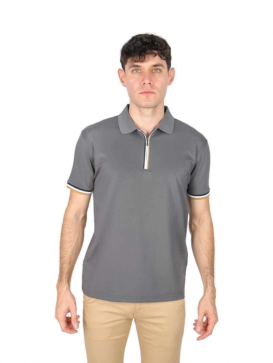 Hombre vistiendo playera polo color charcoal con detalles en blanco y dorado en el cuello y mangas.