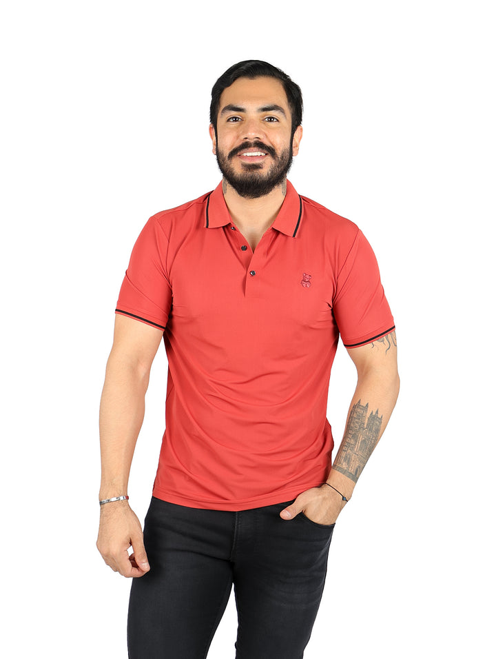 Hombre vistiendo playera tipo polo color ladrillo con detalles negros de la marca PAVINI.