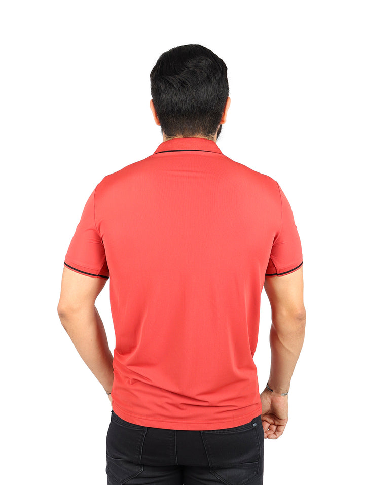 Hombre vistiendo playera tipo polo color ladrillo con detalles negros de la marca PAVINI.