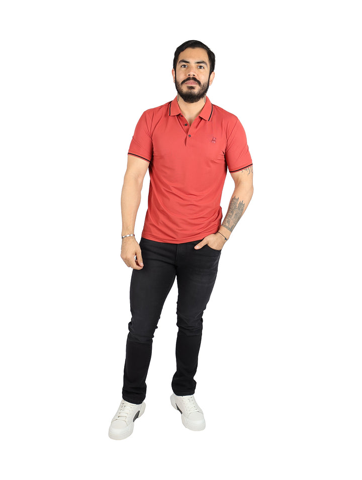 Hombre vistiendo playera tipo polo color ladrillo con detalles negros de la marca PAVINI.