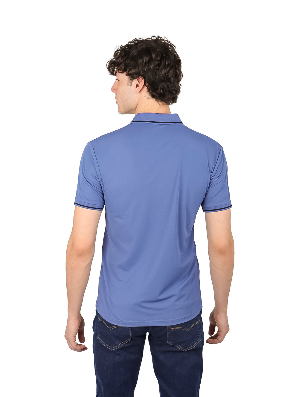 Hombre vistiendo playera tipo polo color azul con detalles oscuros en el cuello y los bordes de las mangas.