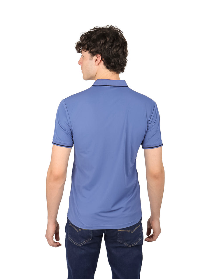Hombre vistiendo playera tipo polo color azul con detalles oscuros en el cuello y los bordes de las mangas.