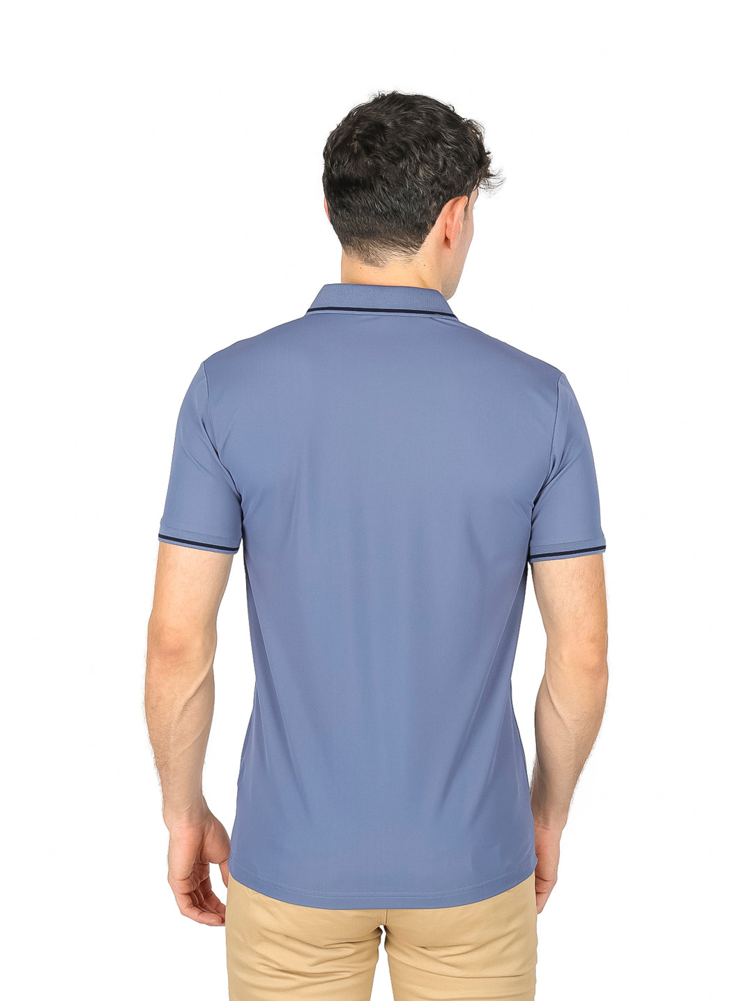 Hombre vistiendo playera tipo polo color azul gris con detalles oscuros en cuello y mangas.