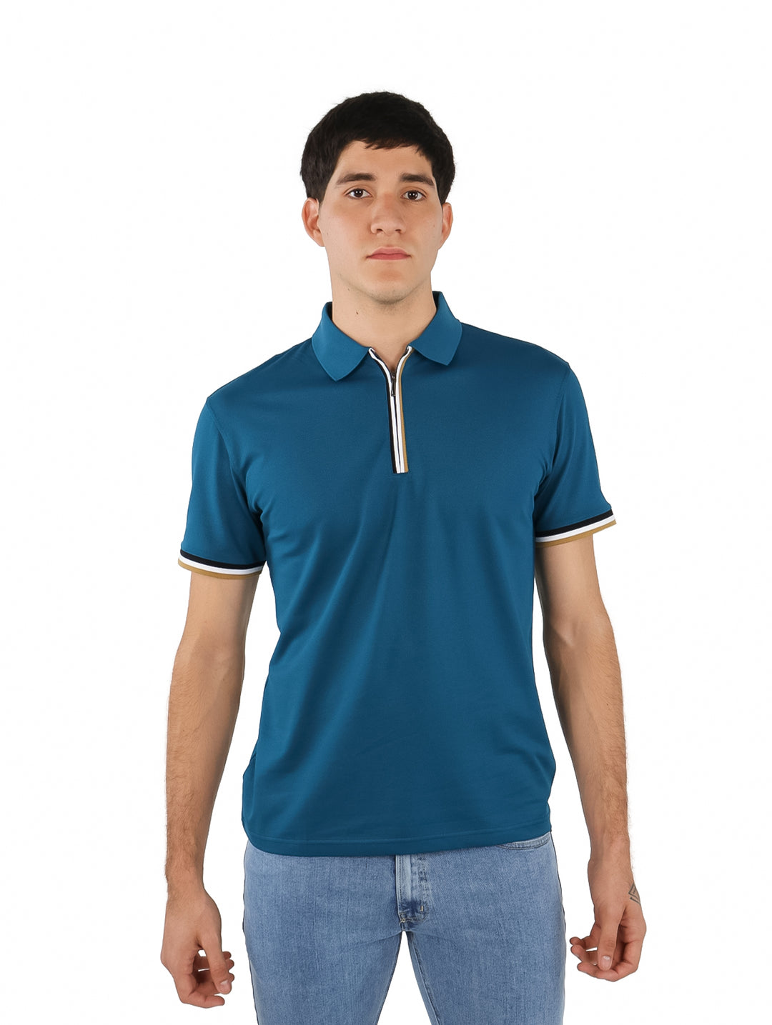 Hombre vistiendo playera tipo polo color teal con detalles en blanco y dorado en cuello y mangas.
