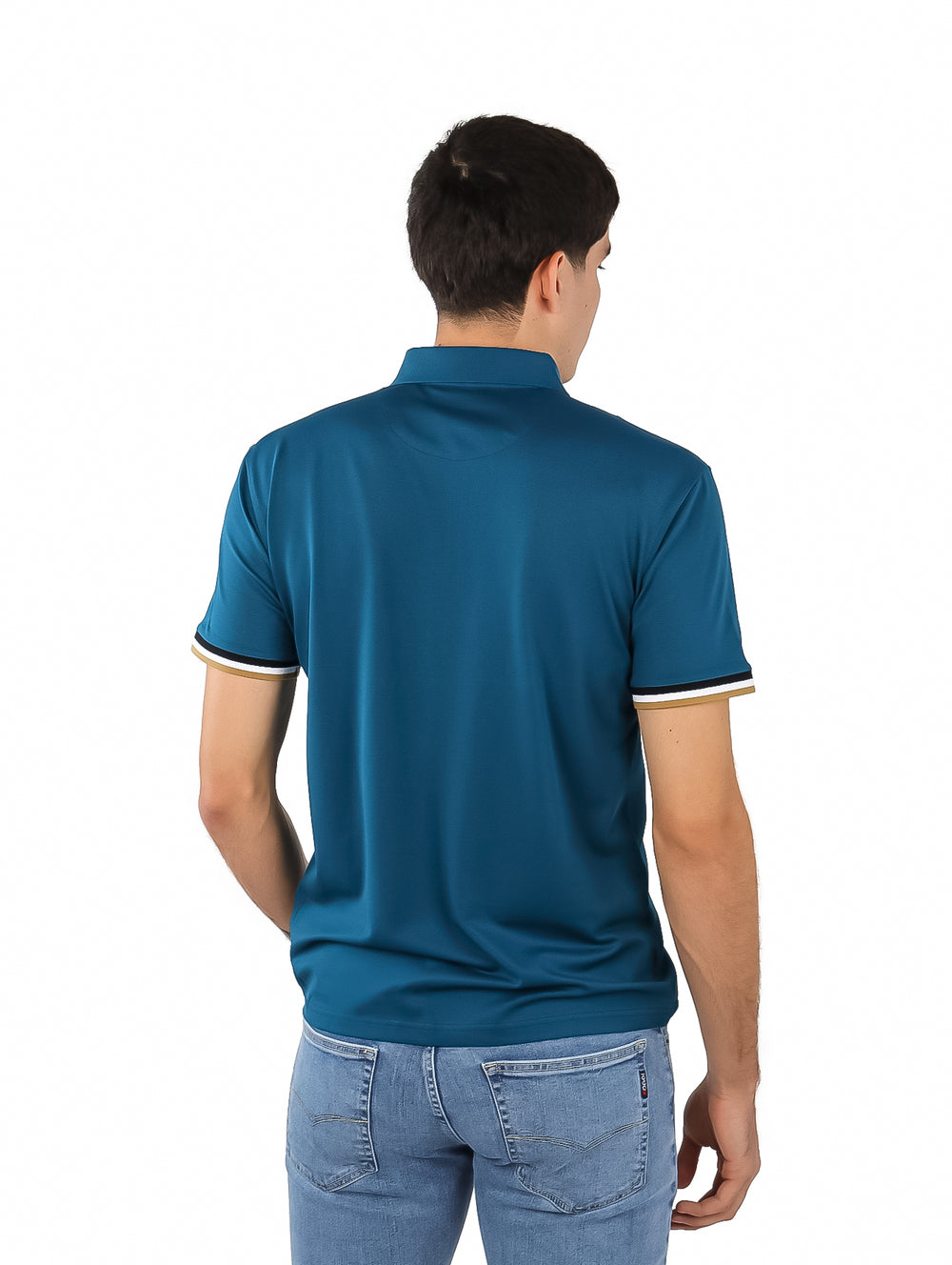 Hombre vistiendo playera tipo polo color teal con detalles en blanco y dorado en cuello y mangas.