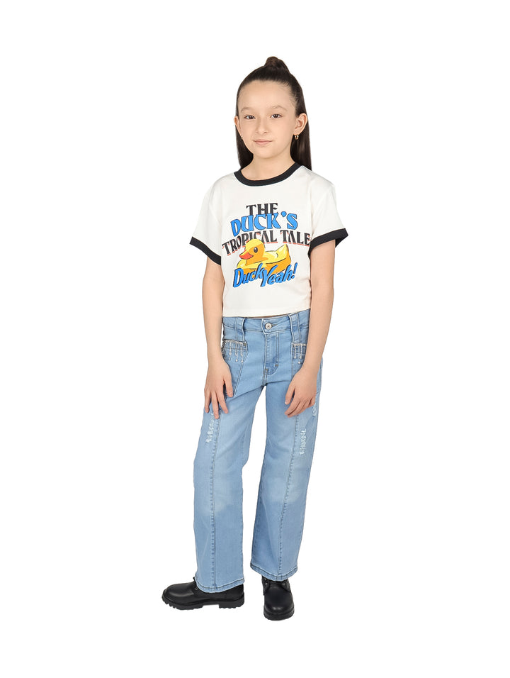 Niña vistiendo camiseta corta blanca con estampado de pato y ribete negro en las mangas.