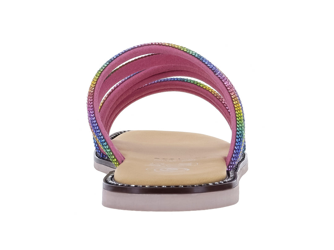 Sandalia plana para niña con tiras multicolores brillantes y suela beige.