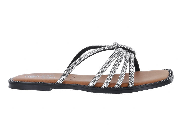 Sandalia plana color plata con tiras brillantes y suela negra.