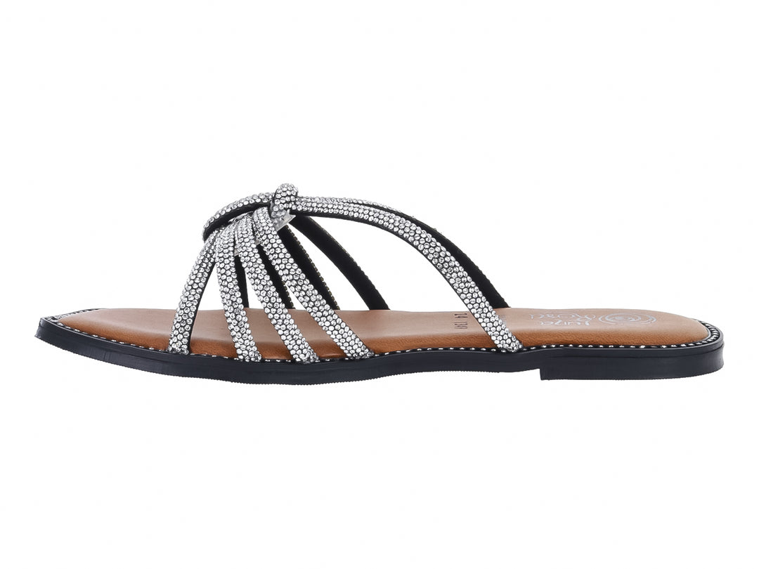 Sandalia plana color plata con tiras brillantes y suela negra.