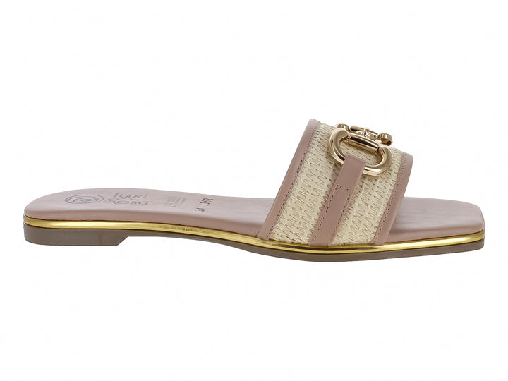 Sandalia plana color beige con correa tejida y detalle de hebilla dorada.