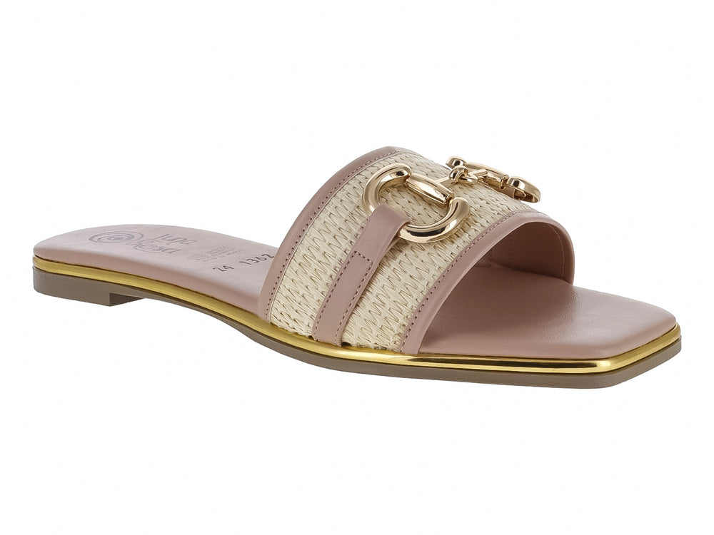 Sandalia plana color beige con correa tejida y detalle de hebilla dorada.