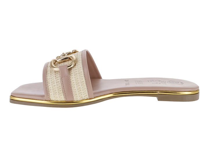 Sandalia plana color beige con correa tejida y detalle de hebilla dorada.