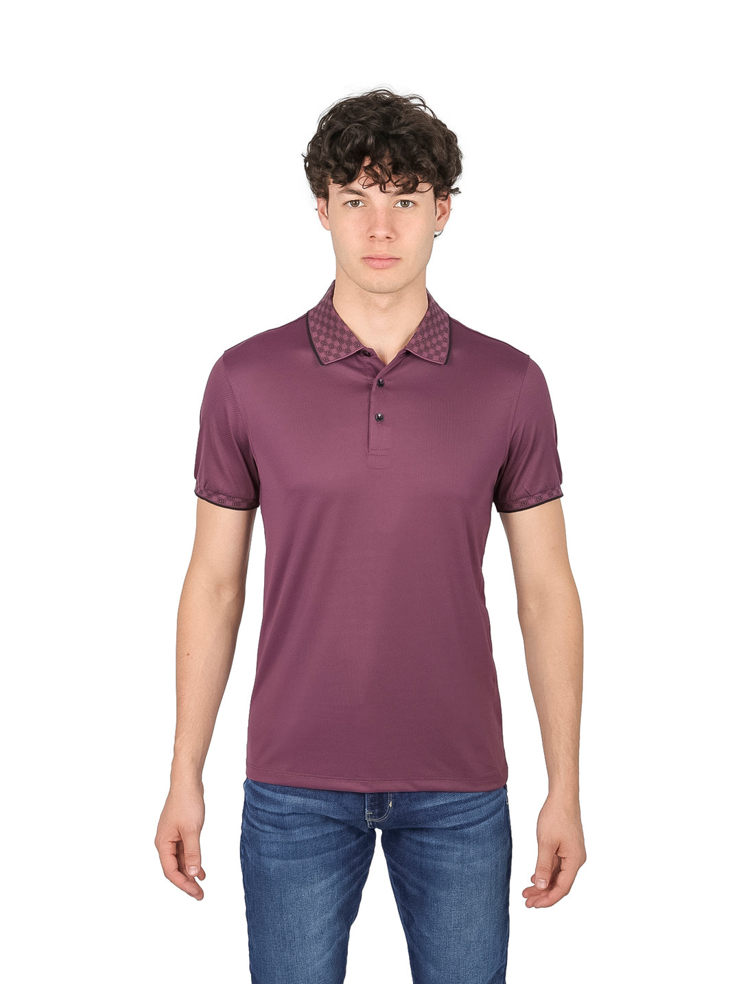 Hombre vistiendo una playera tipo polo color morado con detalles en el cuello y mangas.