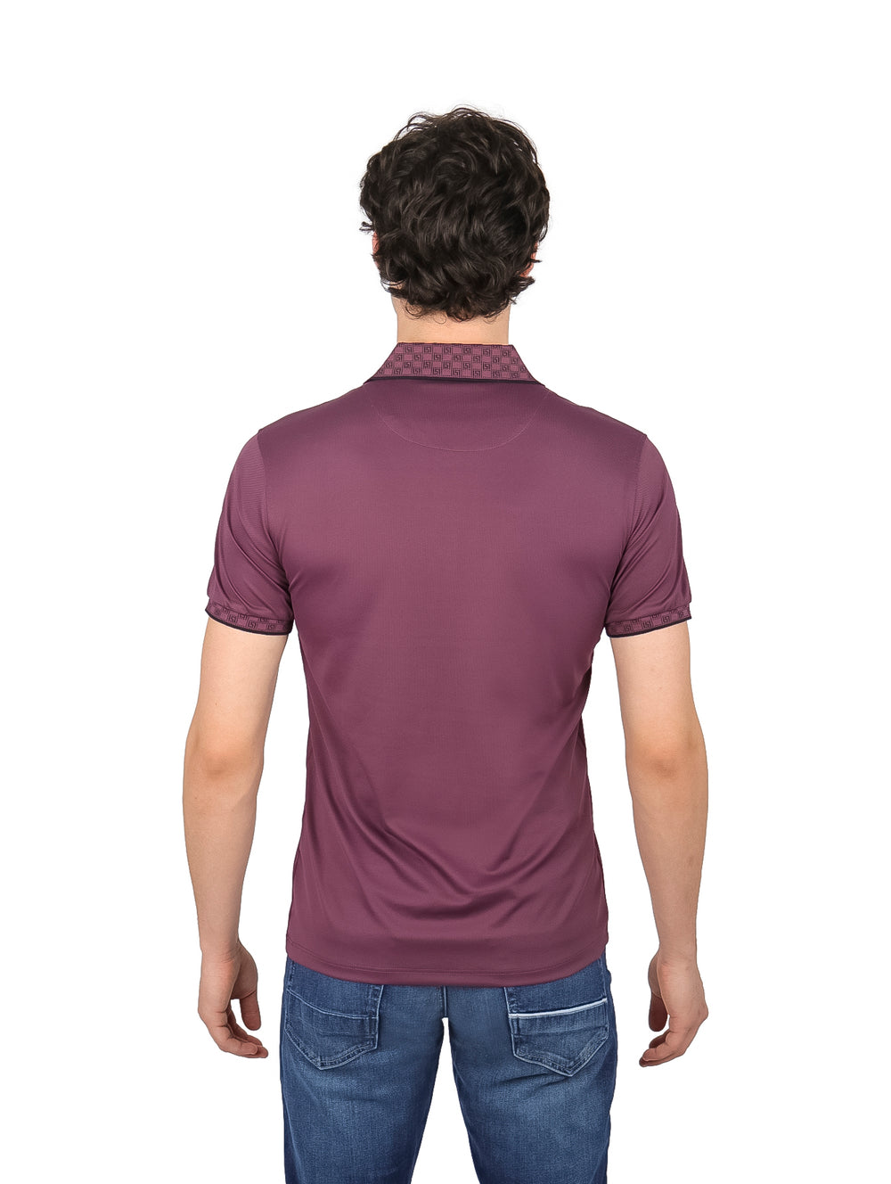 Hombre vistiendo una playera tipo polo color morado con detalles en el cuello y mangas.
