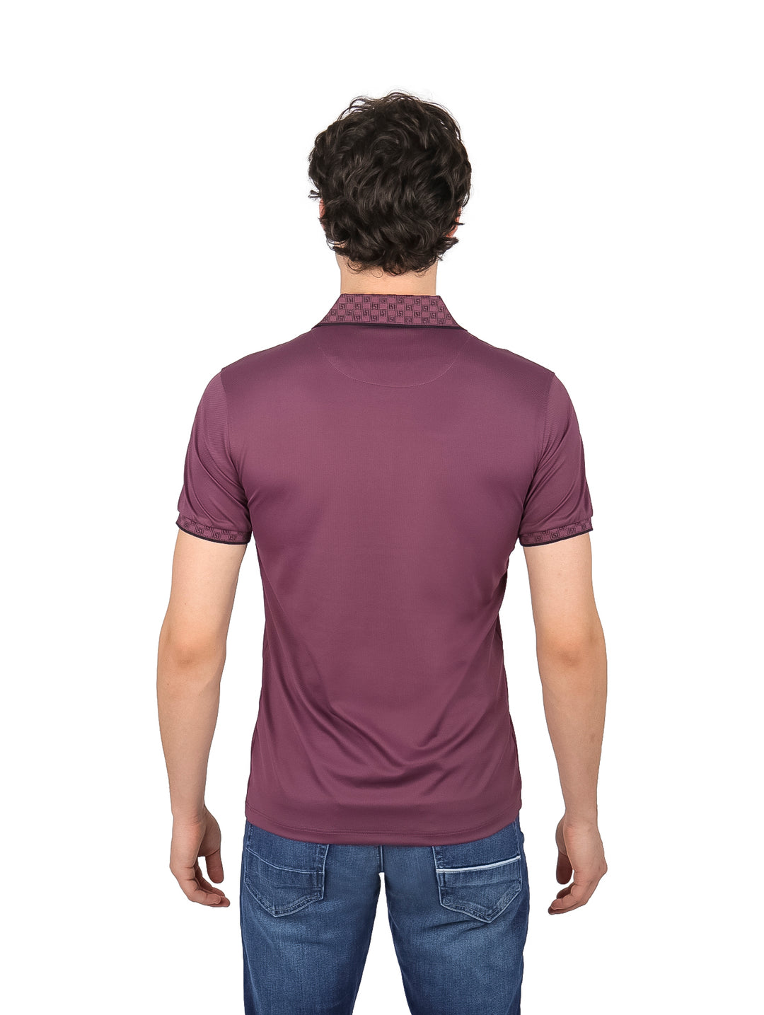 Hombre vistiendo una playera tipo polo color morado con detalles en el cuello y mangas.